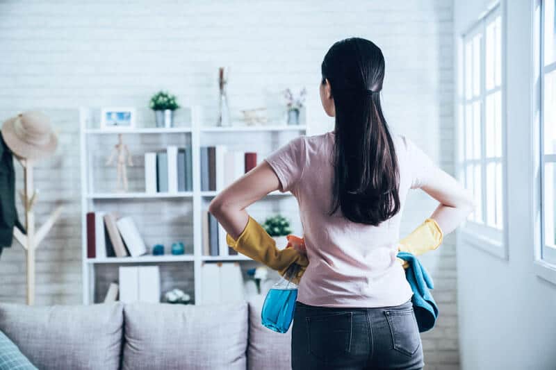 Eine Frau mit Putzsachen in der Hand