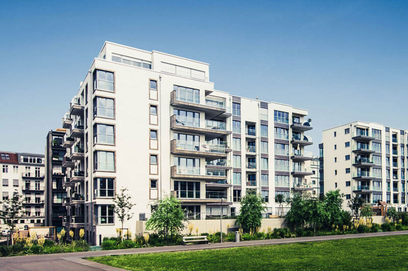 Ein großer Wohnblock, bei dem man ein Mehrfamilienhaus kaufen kann.