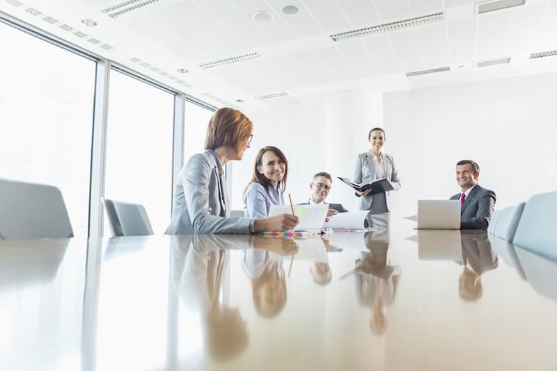 Menschen diskutieren im Konferenzraum bei einer Eigentümerversammlung