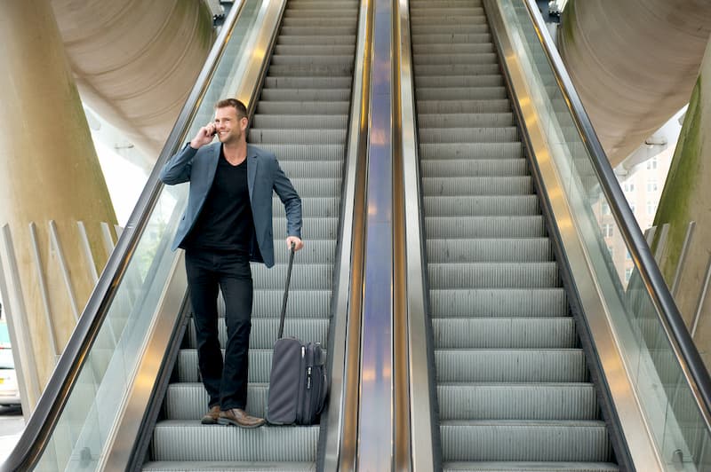 Ein Vermieter telefoniert am Flughafen und ist damit per Handy erreichbar