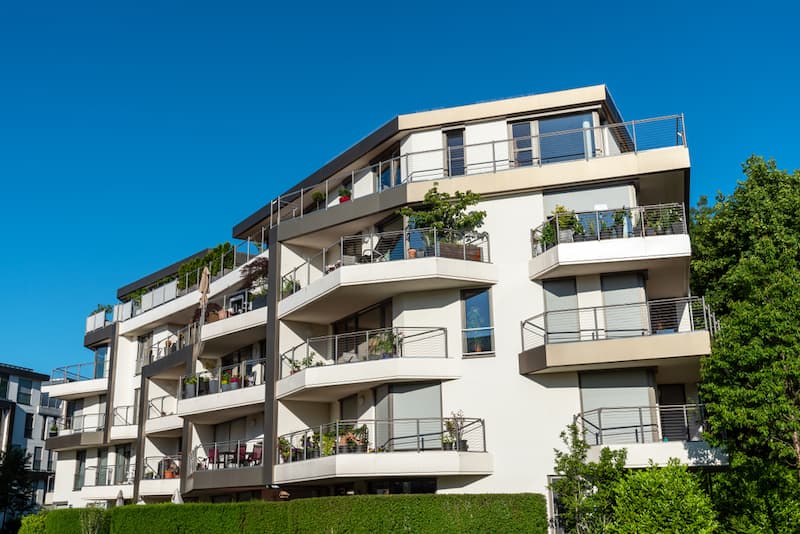 Ein Mehrfamilienhaus, Teile davon sind Gemeinschaftseigentum