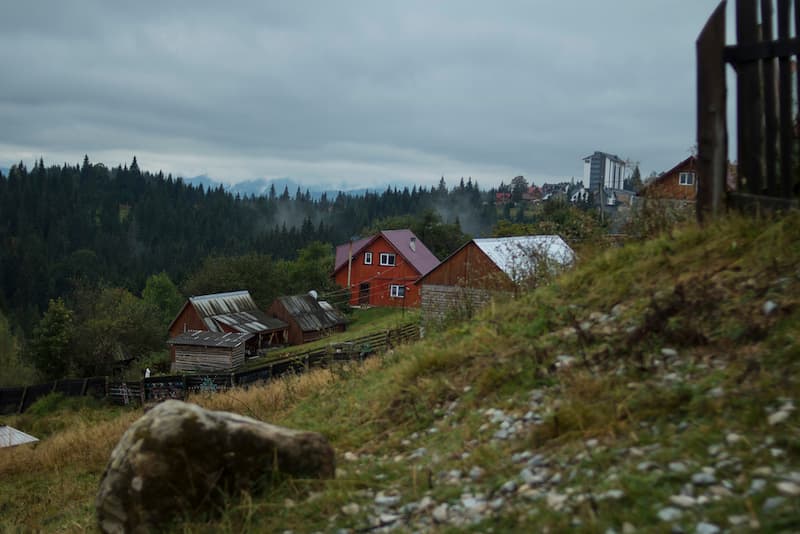 Einige Häuser im Gebirgswald, da sie keinen Anschluss an öffentliche Straßen haben, gilt das Wegerecht