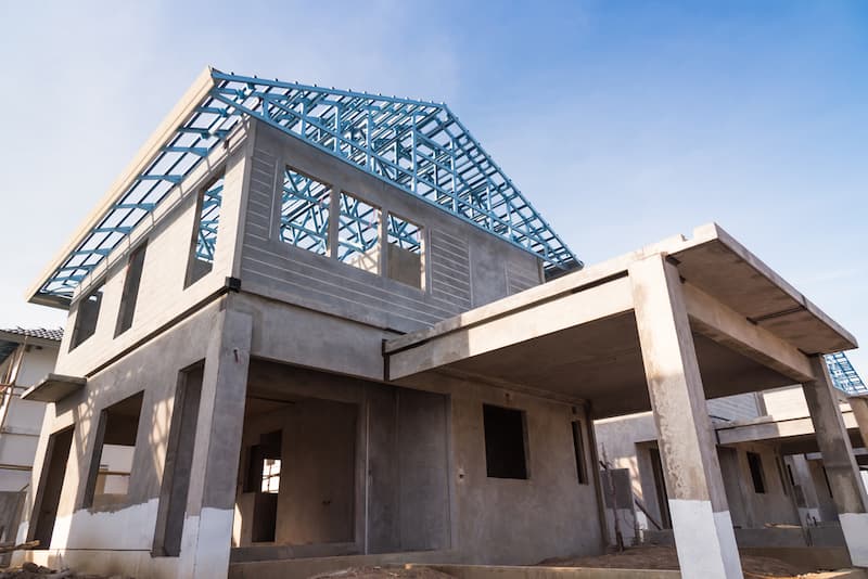 Ein Haus im Rohbau, das man als Immobilie vom Bauträger kaufen kann