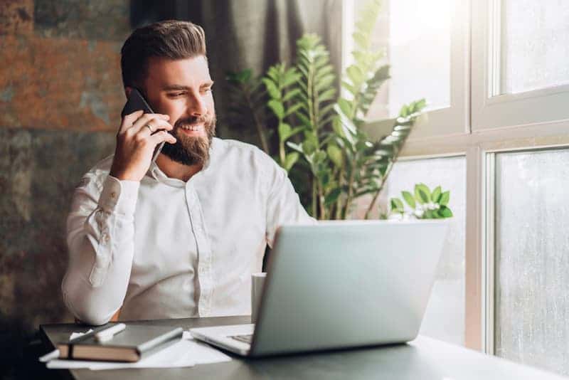 Ein Mann telefoniert mit seinem Berater, er möchte eine Löschungsbewilligung zur Löschung seiner Grundschuld