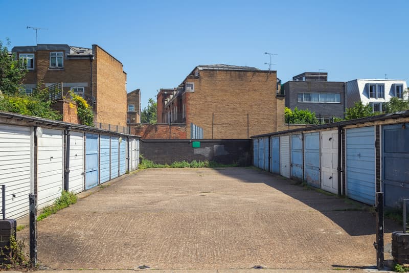 Ein Garagenhof, auf dem man eine Garage mieten kann