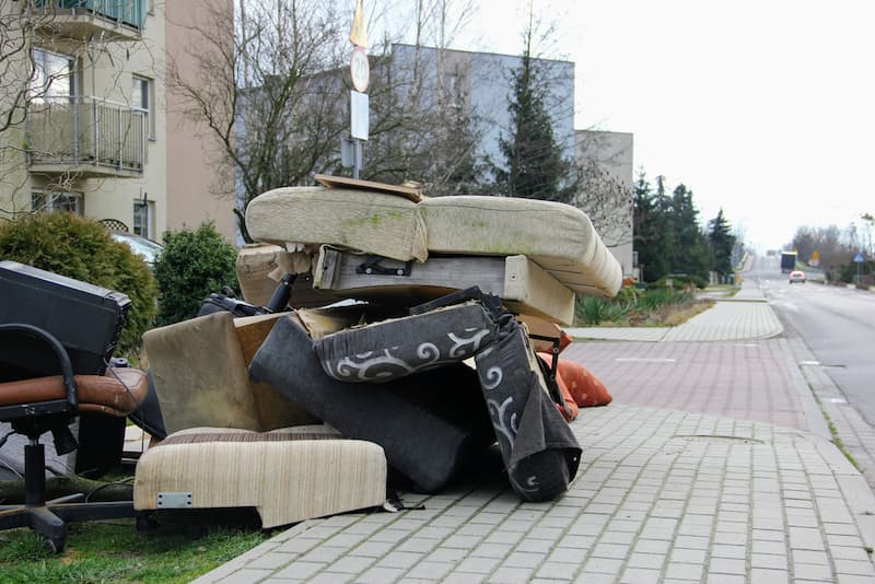 Möbel auf dem Gehweg nach einer Zwangsräumung