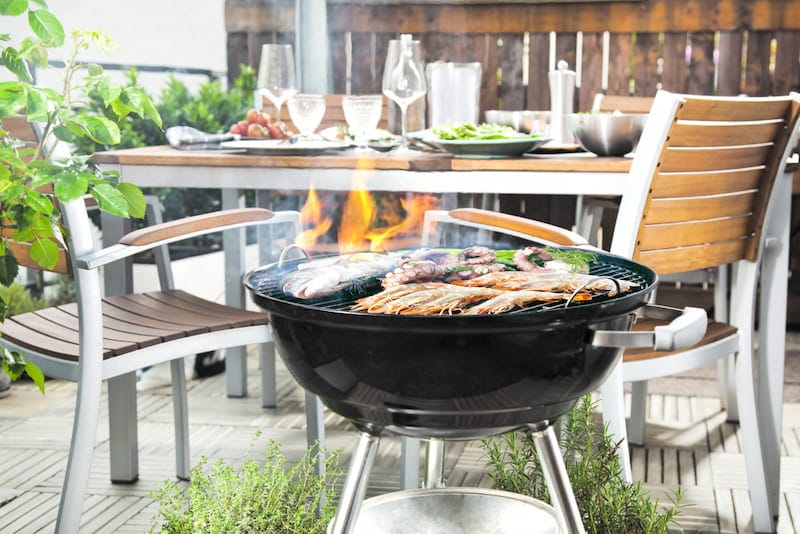 Grillen auf dem Balkon im Sommer