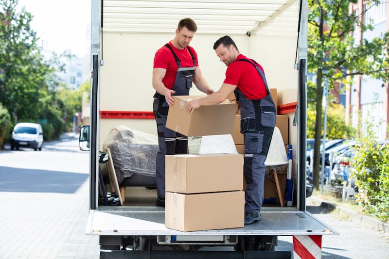 Möbelpacker helfen bei Umzug, bei dem die Umzugskostenpauschale gewährt wird