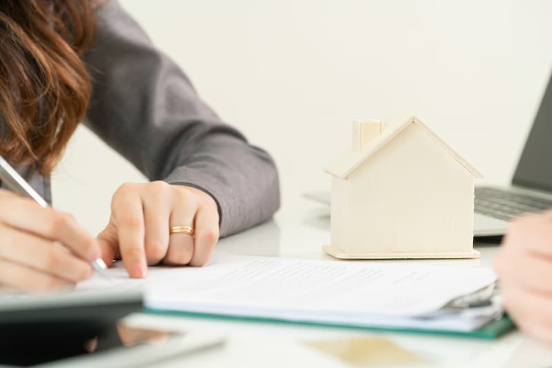 Eine Immobilienkäuferin weist auf versteckte Mängel beim Hauskauf hin