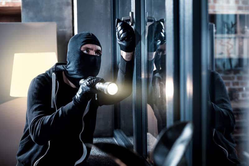 Ein Einbrecher bei der Arbeit, nach einem Diebstahl hilft die Hausratversicherung
