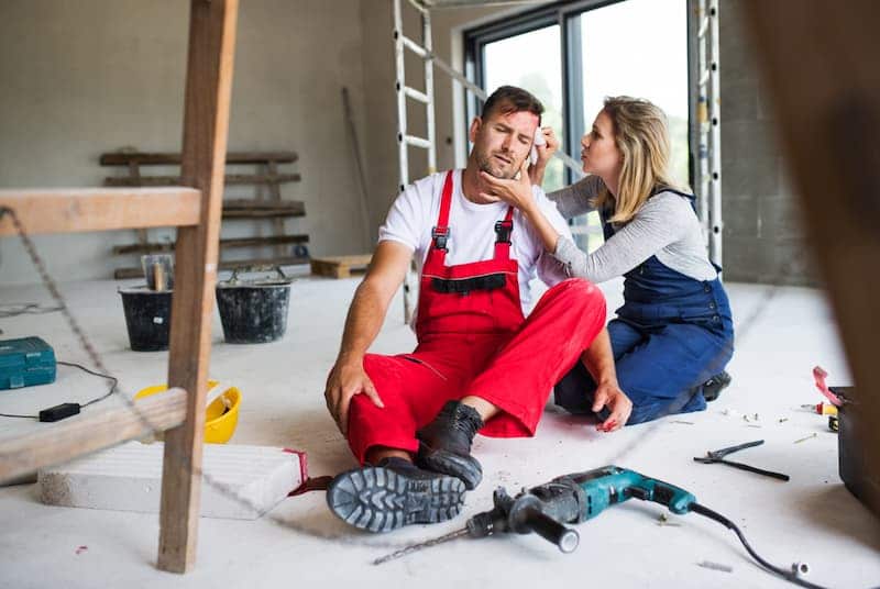 Ein verletzter Mann auf der Baustelle, hier greift die Bauhelferversicherung