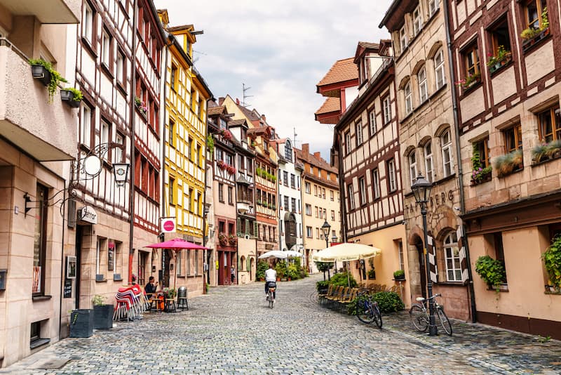 Ein Straßenzug in Nürnberg, wie lässt sich ein Fachwerkhaus sanieren