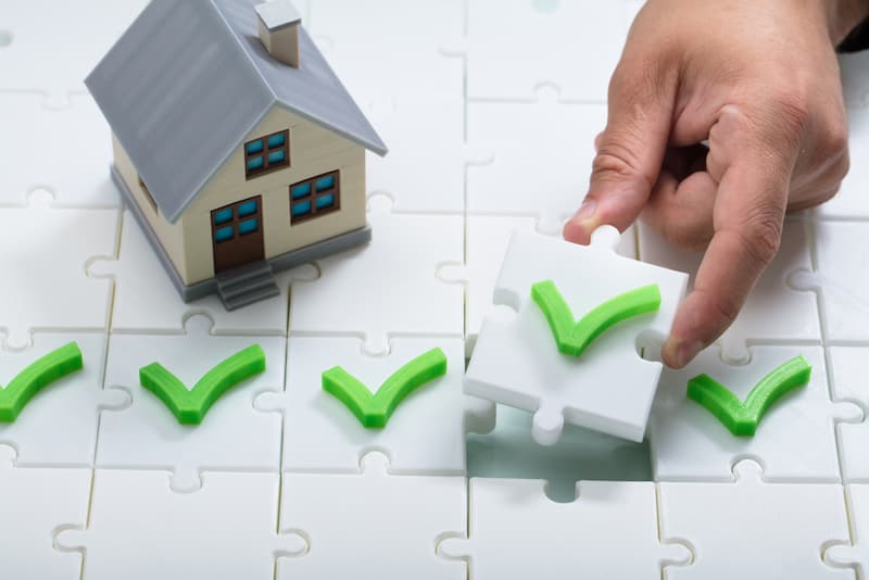 Ein Modellhaus und eine Checkliste, wie ist der Ablauf bei einem Hauskauf?