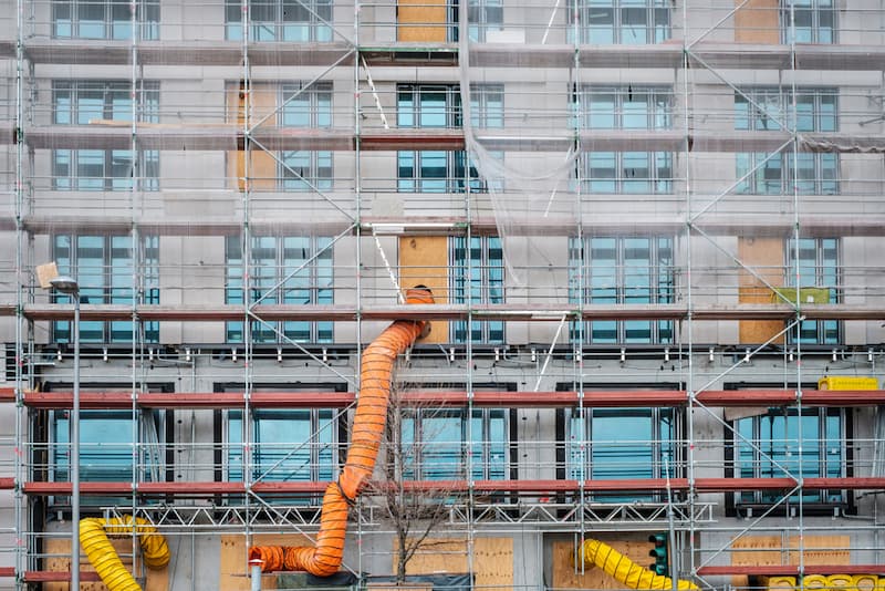 Ein Baugerüst an einem Haus, dies steht vor der Modernisierung