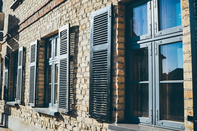 Mehrere Fenster an einem Gebäude, wie ist die Bausubstanz?