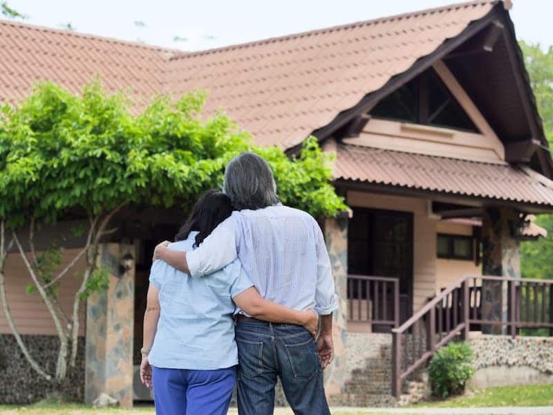 Zwei Menschen vor einer Immobilie als Altersvorsorge