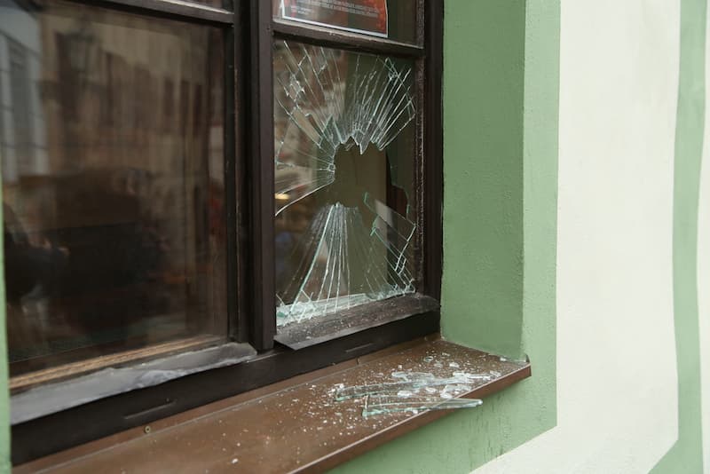 Kaputte Fensterscheiben, hier hilft eine Glasversicherung