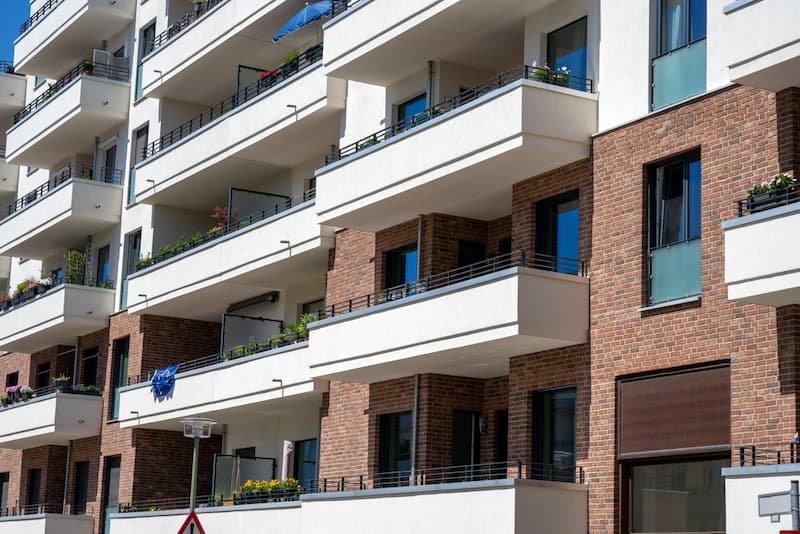 Mehrere Wohnungen mit einem Balkon