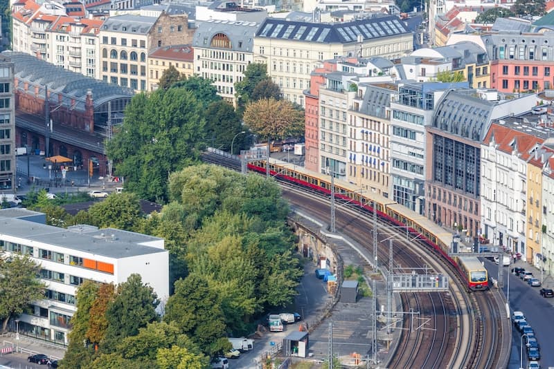 Vogelperspektive einer Bahn, die in den Bahnhof fährt, was gehört zur Infrastruktur?