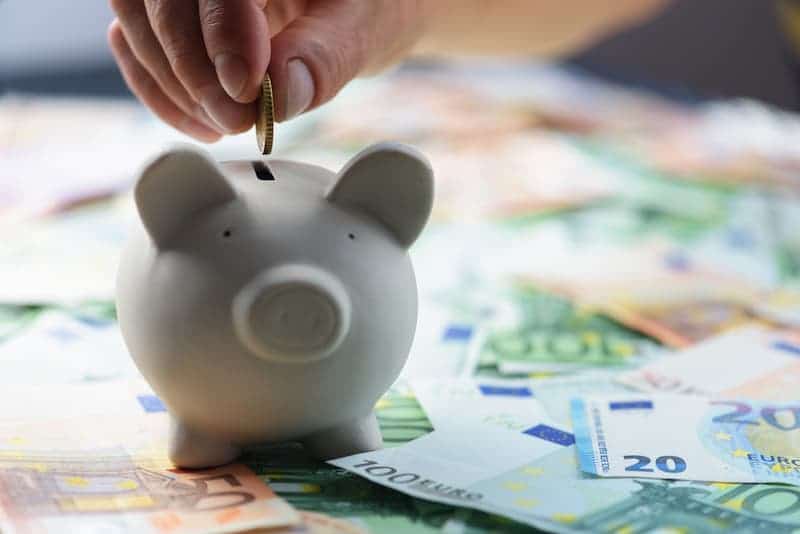 Ein Sparschwein und Geldscheine, welche Tipps gibt es, um Bauzinsen zu sparen?