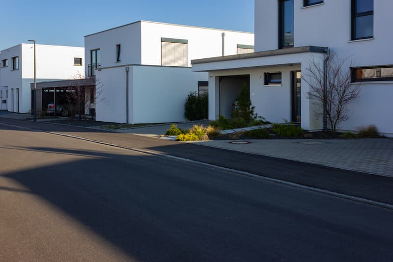 Mehrere Kettenhäuser, sie sind durch Carports verbunden