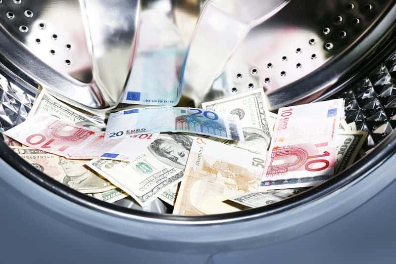 Eine Waschmaschine mit Geldscheinen, was besagt das Geldwäschegesetz?