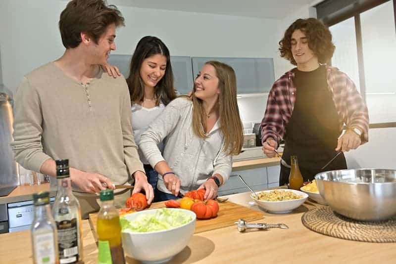 Mehrere Menschen kochen zusammen, was ist Co-Living?