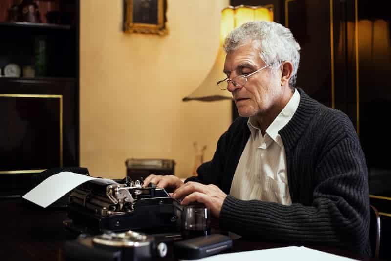 Ein älterer Mann setzt ein Schreiben auf, was ist die Teilungsanordnung?