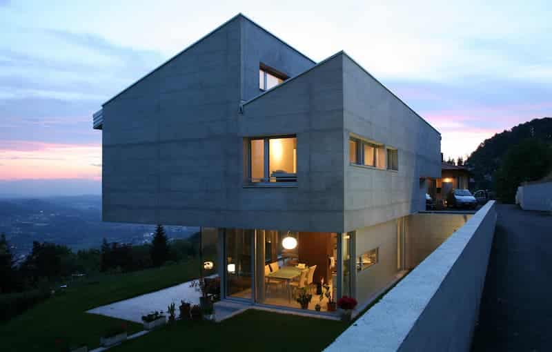 Ein Haus mit einem doppelten Pultdach