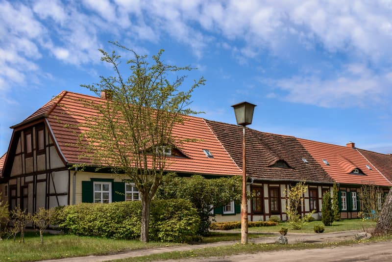 Ein Haus mit Krüppelwalmdach