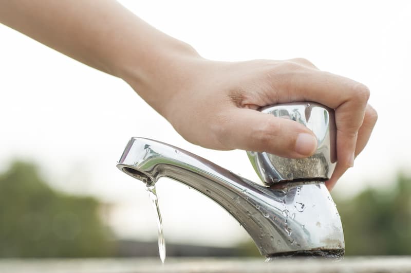 Ein Wasserhahn wird zugedreht, welche Tipps gibt es zum Wasser sparen?